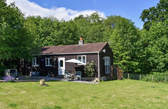 HAZELNUT LODGE, pet friendly, with open fire in Crediton
