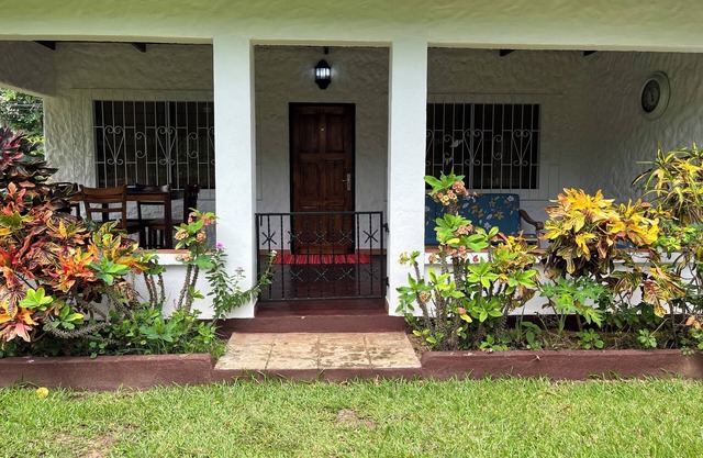 HCS Bungalows, Turtle Bay Rustic Bungalow with garden, Flat #2