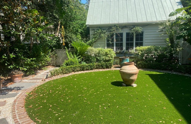 Heart of Downtown, Quiet, Private Cottage