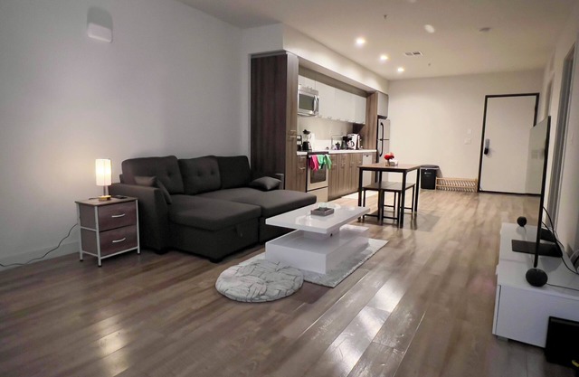 Heart of LA - Modern DTLA-KTown Apartments