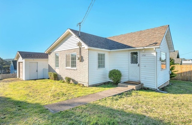 Heart of Lincoln City, Walk to Restaurants, Few Blocks to Beach