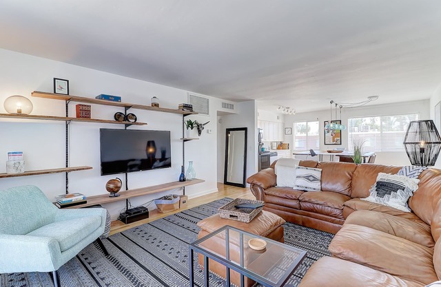 Heart of Old Town- Mid Century 2 Bed
