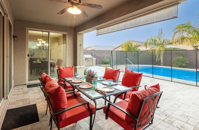 Heated Pool! 2 King Bedrooms Perfect for Sharing! 30 Night min.