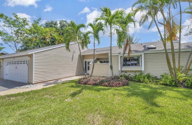 HEATED POOL! 3 Bedroom House in Ft. Pierce