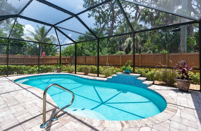 Heated pool home just 19 minutes walk to Vanderbilt Beach