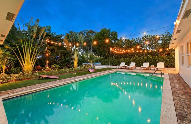 Heated Pool-Oversized Master - Close to Beach - Centrally Located 4 Bed/3 Bath