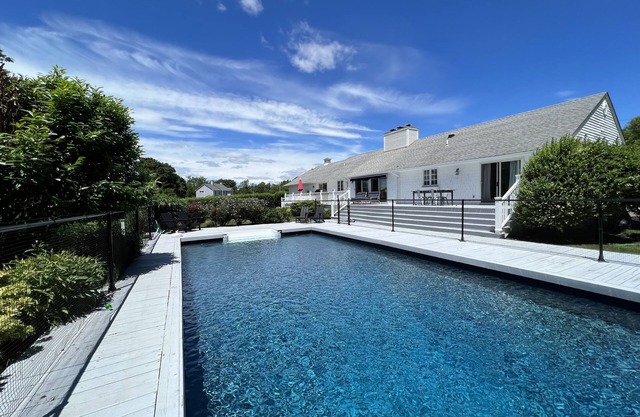 Heated pool, private association Beach, bikes, Moke golf cart, Village