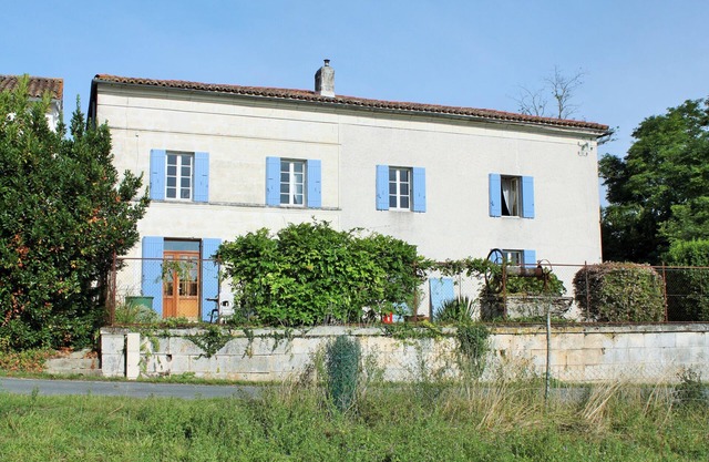 Heated, private pool, free Wi-Fi & UK TV, spacious accommodation for 8 people
