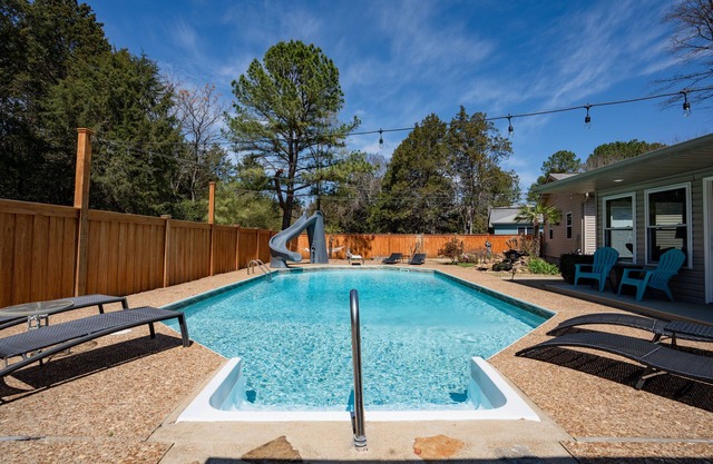 Heber Springs Home w/Heated Pool! Walk to Sandy Beach & Greers Ferry Lake!