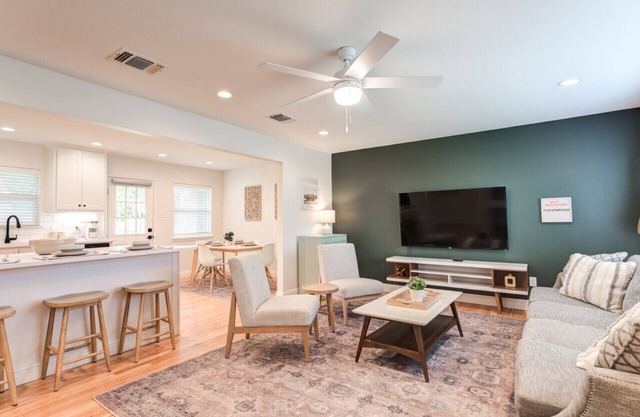 Hendrix House - 2BR/2BA - Dog Friendly!