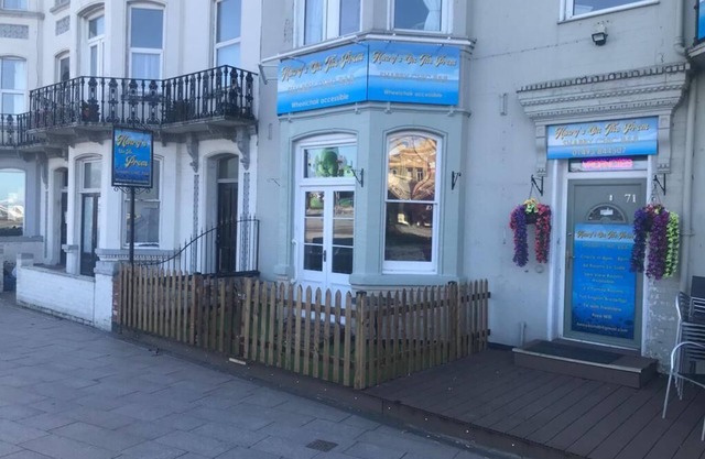 Henry's On The Prom