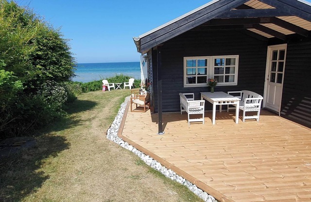 Here you live almost "on the beach" in a uniquely situated family holiday home.