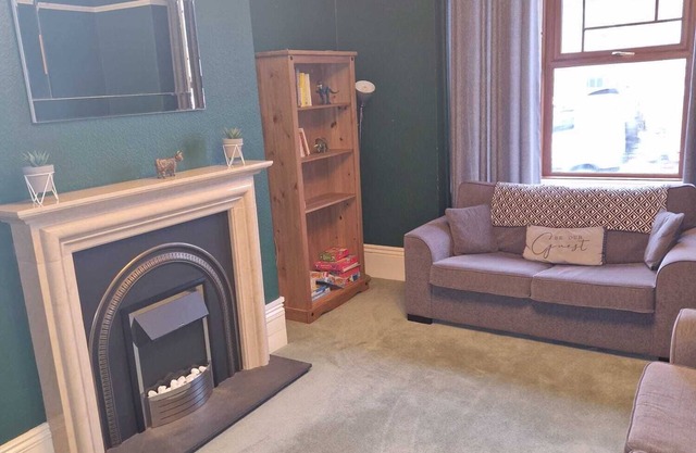 HEREFORD – Falcon House: Spacious 5-Bed with Games Room, Sleeps 14