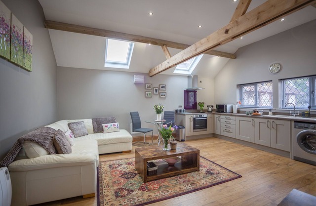 HEREFORDSHIRE – Little Oak: Charming Rural Cottage, Sleeps 2, Cozy Getaway