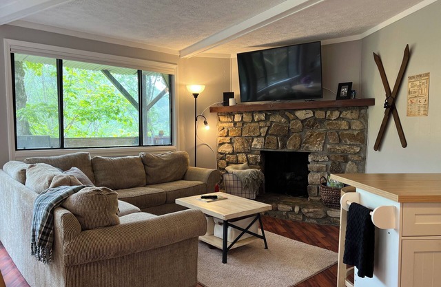 Herman's Hideaway: Remodeled Sugar Mountain Condo, Steps to the Slopes!