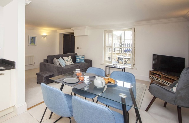 Herschel Place - stylish and contemporary 1 bed apartment - with parking