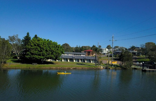 Hibiscus Lakeside Motel