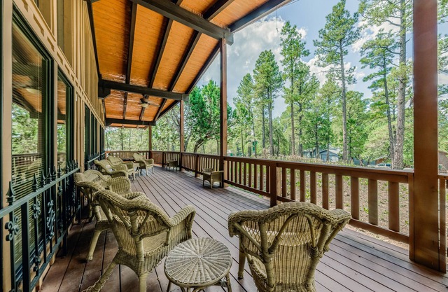Hidden Buffalo Lodge | Sleeps 14 Hot Tub Porch