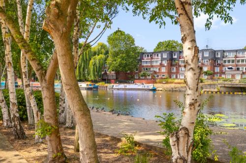 Hidden Gem by the Canal 10 Mins to Central London & Hotspur stadium with Parking
