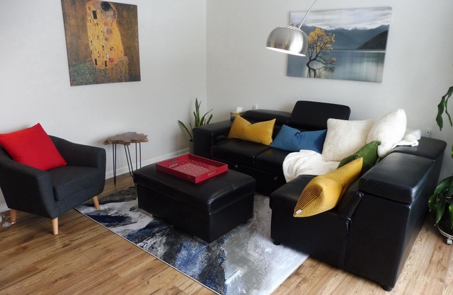 ★ Hidden Gem Heart of city Luxury PVT.Suite★FREE 4 car PKG★+ bikes+ 52"TV+WIFI ★