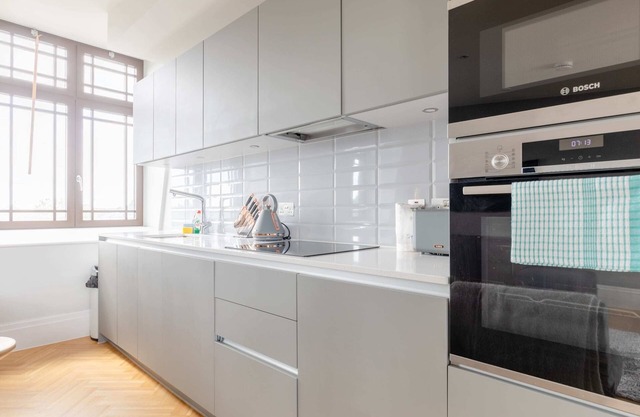 Hidden Gem with Private Balcony, Brixton!