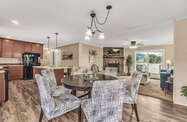 Hidden Lake Front ≈ New Build ★ Private Beach ✹ Fast WiFi ✔