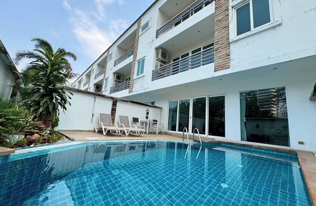 Hidden Palm Pool Villas