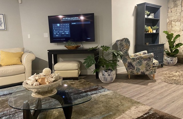 Hidden Pond Large Two Bedroom, Pet Friendly, with Hot Tub and Private Beach
