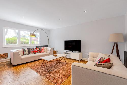Hidden treasure 2 BR ground floor apt, Brentford
