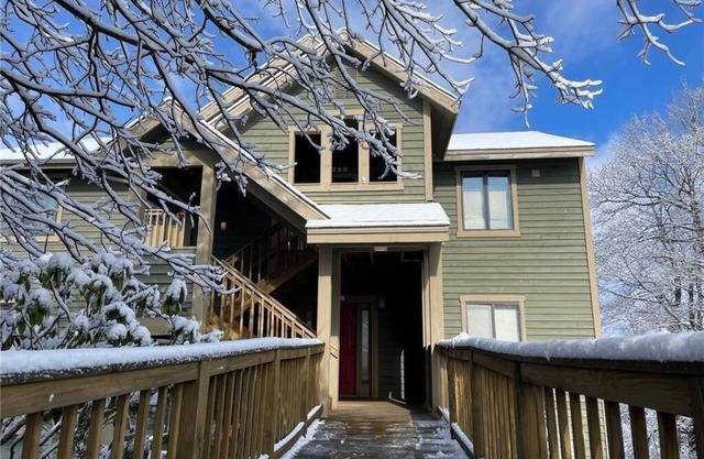 Hidden Valley Summer Retreat: Ideal for Biking, Hiking, Golf, Ski In-Out & more!