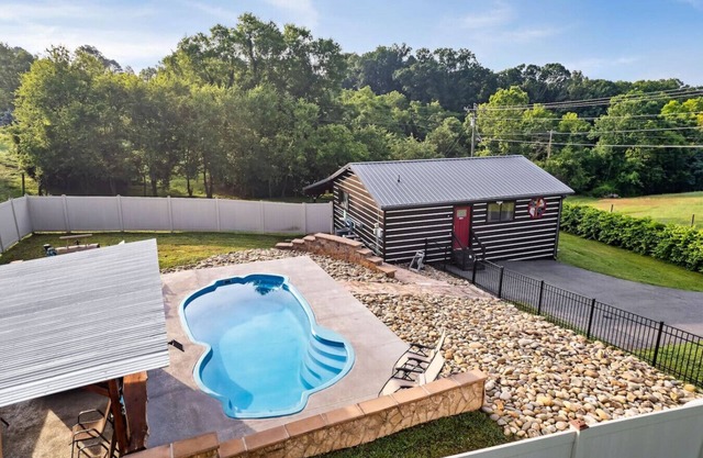 Hideout Haven- Hot Tub & Private Pool