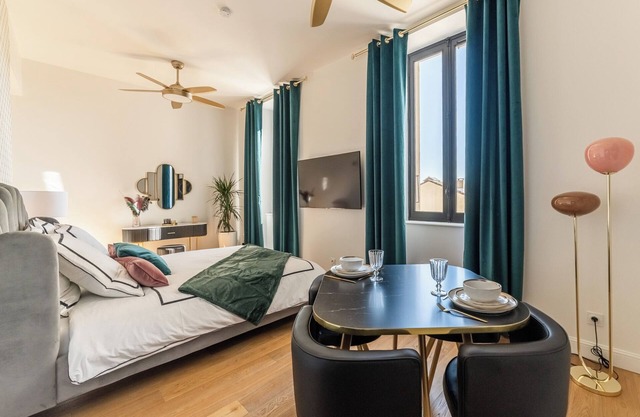 High-class apartment near the Halles de Narbonne.