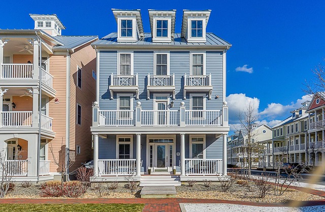 High-end bay-view townhome with large deck, resort pools, & beaches