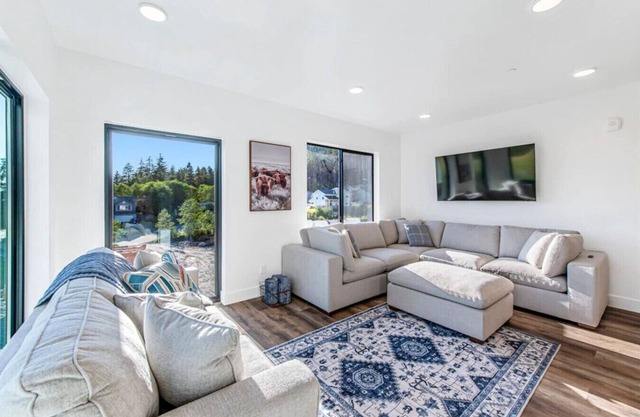 High-end, convenient, new build!