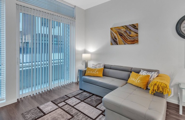 High-end Downtown Bedroom w/ Secured Parking 1 Apts by Redawning