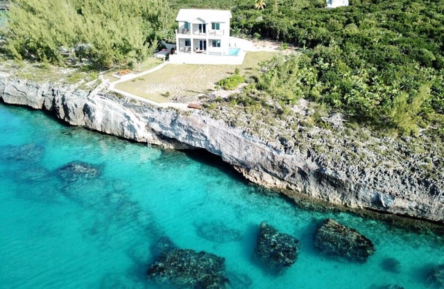 High-End Home- Top location-Large Pool, Generator, Snorkel-Cliff Jump-Kayak-SUP