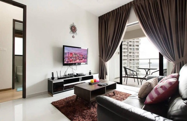 High-Floor 2BR Suite, Water Views, Free Parking