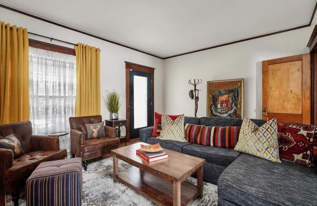 Highlands Three Bedroom House - Walk to Restaurants and Bars!