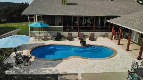 Hill Country Hideaway w/pool, firepit, gym-28 miles from Downtown!