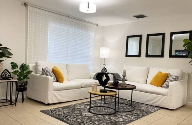 HILLMAN RETREAT.★ 3. NEAR BEACHES/PGA/DOWNTOWN/ROGER DEAN/HOT TUBn