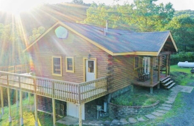 Hilltop 10 acre Cabin Retreat Getaway - WiFi!