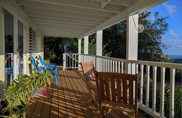 Hilltop Cozy Efficiency with Breezes and Beautiful Sunset Views