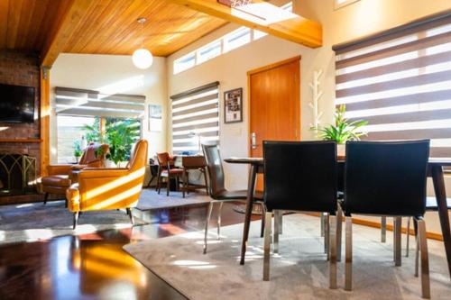 Hilltop Hideaway, Pacific Northwest charm & luxury