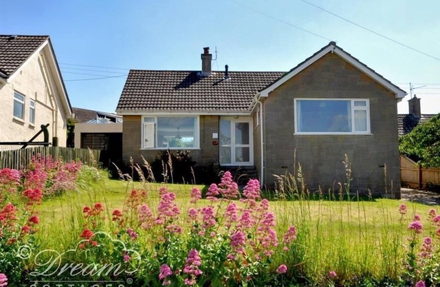 HILLVIEW BUNGALOW, pet friendly, with a garden in Burton Bradstock
