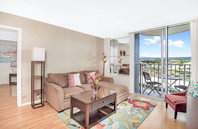 Hilo Lagoon Centre 707, air conditioned 2 bedroom, 2 bath condo in Hilo