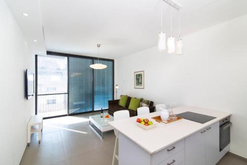 Hilton Bay Apartment with Bedroom shelter