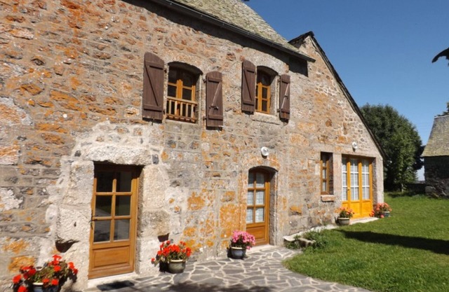 Historic 4-bedroom house with fireplace, enclosed garden and pets allowed