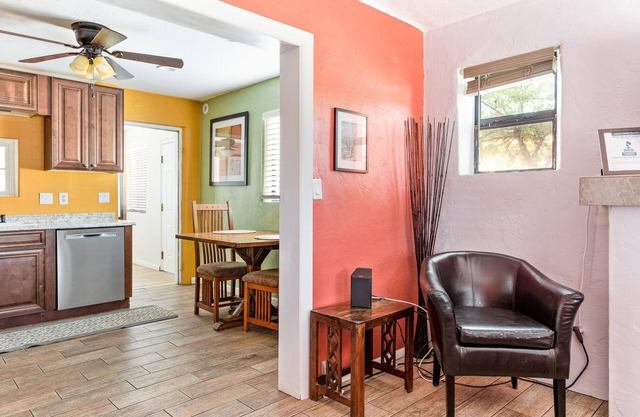 Historic Adobe Casita - Private Fully Fenced Yard