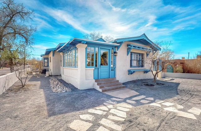 Historic Bungalow w/porch, King1bd/1ba, Recently Renovated