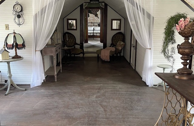 Historic Carriage House Suite